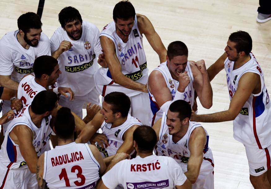 Jogadores sérvios comemoram passagem para a a semi-final do Mundial de Bsquete em Madrid, Espanha