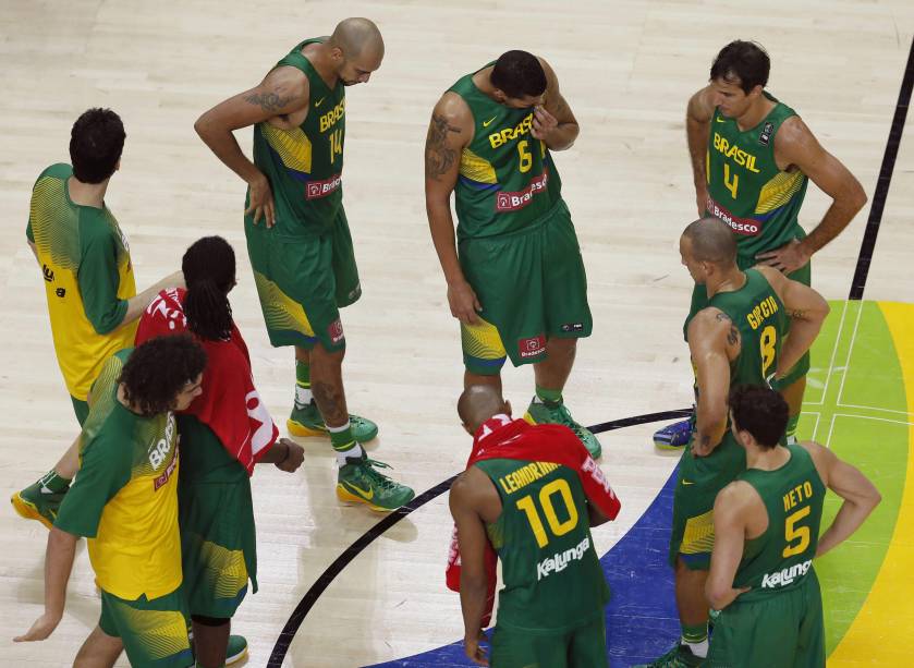 Jogadores brasileiros após derrota contra Sérvia que tirou o Brasil do Mundial de Basquete em Madrid, Espanha