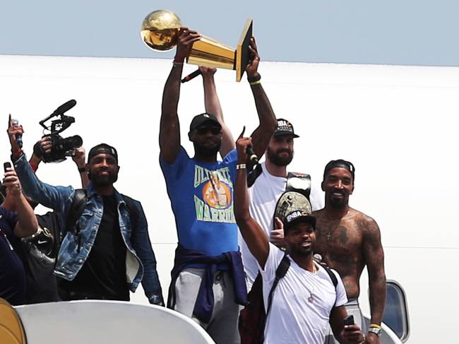 LeBron James e demais jogadores do Cleveland Cavaliers, comemoram o título da NBA conquistado nas ruas de Ohio - 22/06/2016