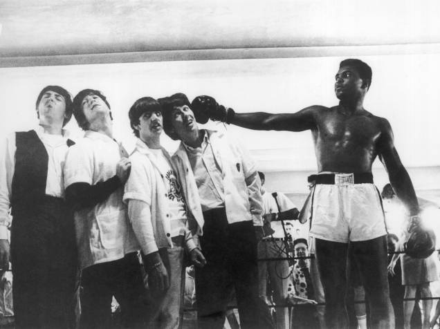 Durante visita à sala de treinamento de Muhammad Ali em Miami, os Beatles levam nocaute do pugilista americano em 1964