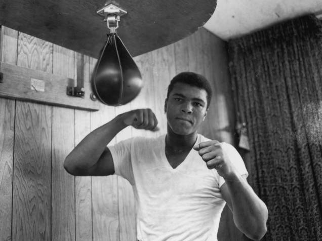 O boxeador americano Cassius Clay (mais tarde Muhammad Ali), durante treinamento em maio de 1965