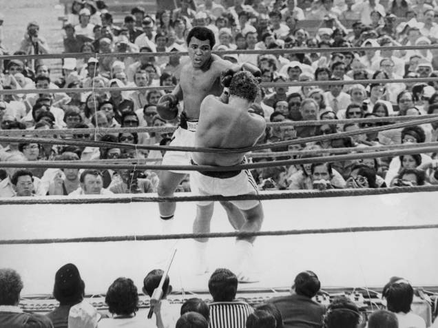 Muhammad Ali durante defesa de cinturão contra o húngaro naturalizado australiano Joe Bugner em Kuala Lumpur no ano de 1975