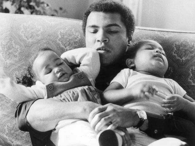 Muhammad Ali com suas filhas Laila e Hanna em 1978