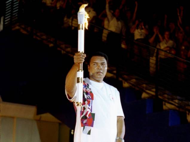 Muhammad Ali segura a tocha antes de acender a chama olímpica durante a cerimônia de abertura dos Jogos Olímpicos de 1996 em Atlanta, estado americano da Georgia - 19/07/1996