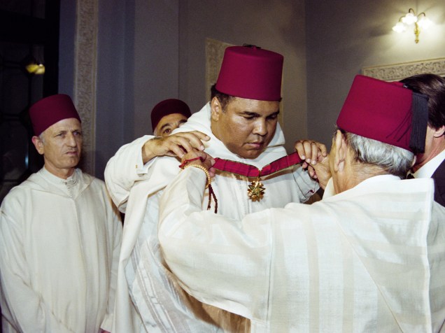 O rei marroquino Hassan II recebe o ex-boxeador e campeão dos peso pesados Muhammad Ali durante cerimônia no Palácio Real em Rabat em 1998