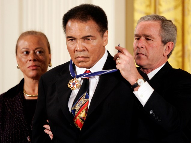 O então presidente dos Estados Unidos, George W. Bush, entrega a Muhammad Ali a Medalha Presidencial da Liberdade durante cerimônia na Casa Branca em 2005