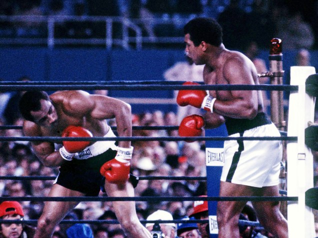 Muhammad Ali luta contra Ken Norton no Yankee Stadium na terceira luta entre os dois pesos pesados em Nova York, em setembro de 1976