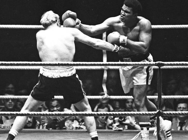Muhammad Ali enfrenta o britânico Richard Dunn em luta válida pelo título mundial dos peso pesados em Munique, Alemanha no ano de 1976