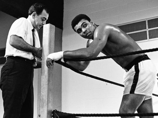 Muhammad Ali com seu treinador Angelo Dundee antes da luta com Ernie Terrell no Astrodome, em Houston, estado americano do Texas em 1967