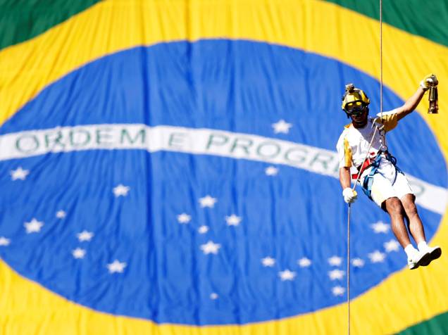 Bombeiro chega ao Estádio Nacional Mané Garrincha, em Brasília (DF), em rapel, durante revezamento da tocha olímpica - 03/05/2016