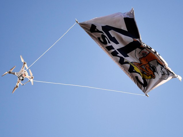 Drone com bandeira de torcida organizada do Corinthians, é vista durante partida contra o Palmeiras - 12/06/2016