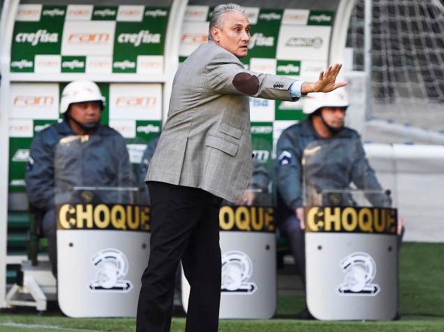 O técnico Tite, do Corinthians, durante partida contra o Palmeiras, válida pela 7ª rodada do Campeonato Brasileiro, realizada em São Paulo (SP) - 12/06/2016