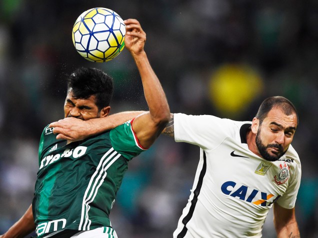 Disputa de bola, durante partida entre Palmeiras e Corinthians, válida pela 7ª rodada do Campeonato Brasileiro, em São Paulo (SP) - 12/06/2016