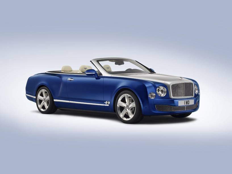 O novo Bentley Grand Convertible: assentos acolchoados de couro, detalhes em paetês azuis e acabamento em madeira