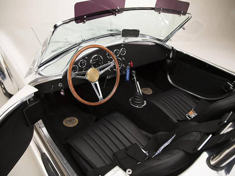 Edição especial de 50 anos do Shelby Cobra 427