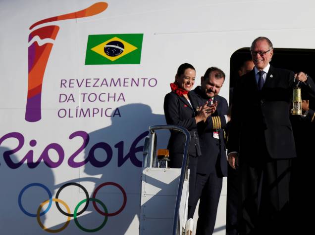 Carlos Nuzman presidente do COB e do Comitê Organizador da Rio 2016 conduz a chama Olímpica durante chegada da delegação brasileira em Brasília (DF) - 03/05/2016