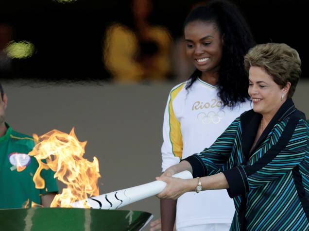 Presidente Dilma Rousseff acende a tocha olímpica ao lado da capitã da seleção feminina de vôlei Fabiana, no início do revezamento da tocha no Palácio do Planalto, em Brasília (DF) - 03/05/2016