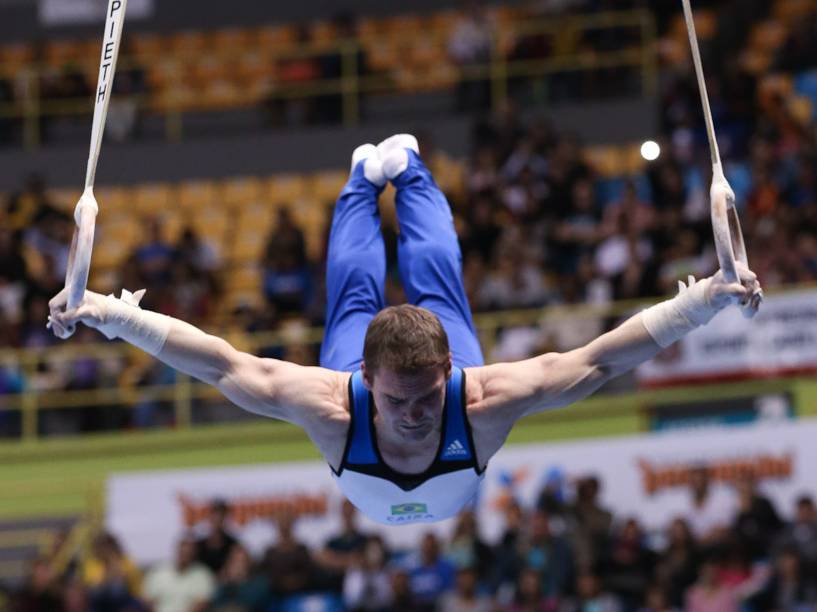 Arthur Zanetti se apresenta nas eliminatórias das argolas durante a etapa de São Paulo da Copa do Mundo de ginástica no Ibirapuera