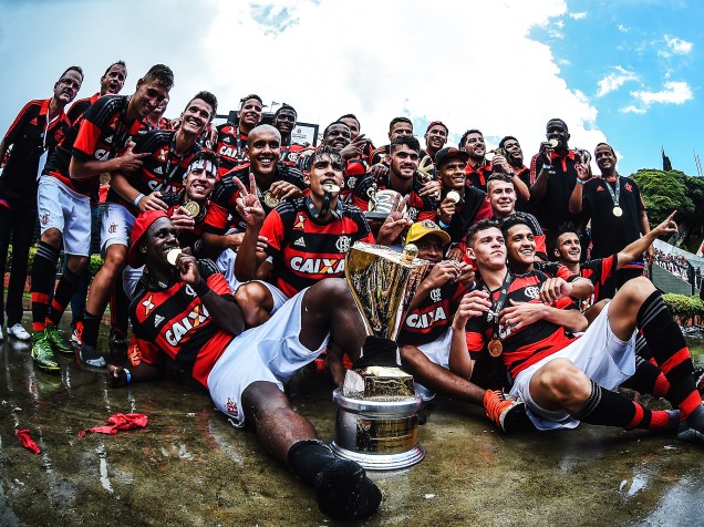 Os jogadores do Flamengo comemoram o título de campeão da 47ª Copa São Paulo de Futebol Júnior, após vitória sobre o Corinthians nos pênaltis, no Estádio do Pacaembu, na manhã desta segunda-feira (25)
