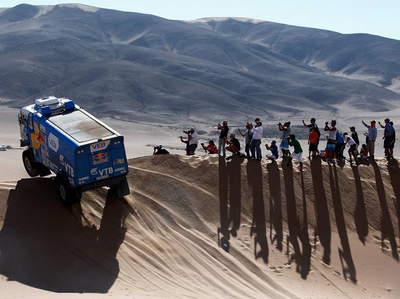Espectadores acompanham a passagem dos competidores durante a quarta etapa do Rali Dacar, em Copiapó, no Chile