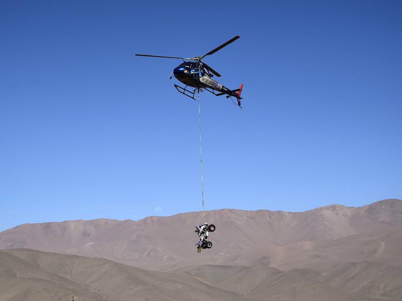Helicóptero resgata jipe em meio ao deserto, durante a quinta etapa do Rali Dacar 2015 entre Copiapó e Antofogasta, no Chile