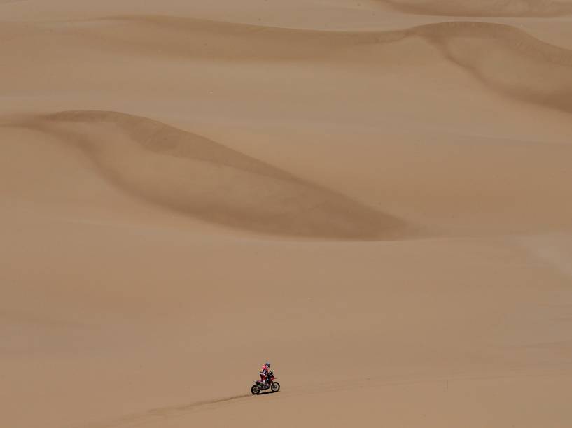 Piloto é visto em meio ao deserto durante a sexta etapa do Rali Dacar 2015, em Antofagasta, no Chile