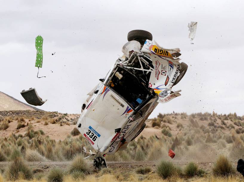 Acidente envolvendo os pilotos argentinos Juan Manuel Silva e Pablo Sisterna durante a sétima etapa do Rali Dacar, entre Iquique, no Chile e Uyuni na Bolívia