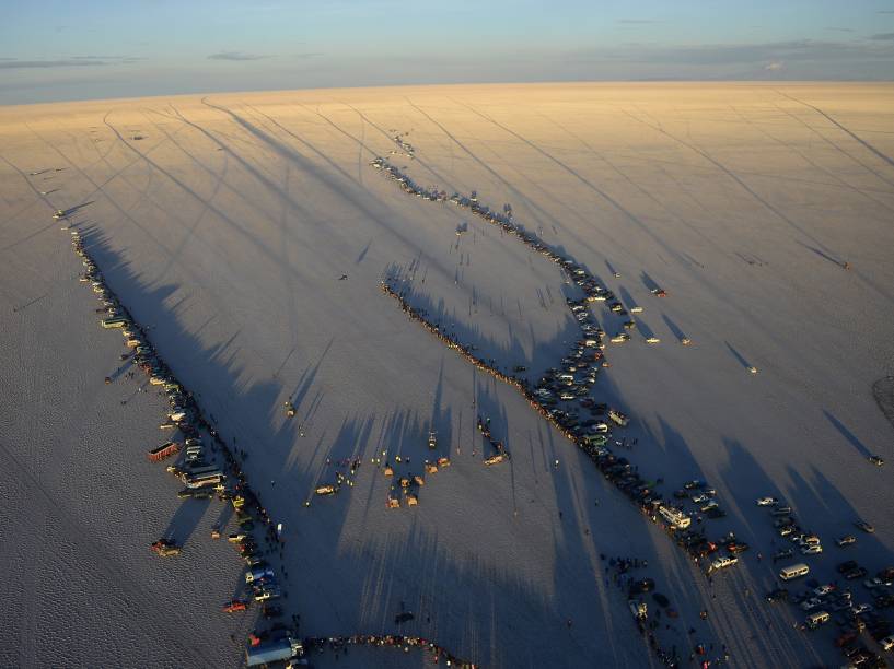 Vista aérea dos competidores reunidos antes do início da oitava etapa do Rali Dacar 2015, entre Uyuni, na Bolívia, e Iquique, no Chile