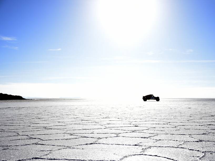Competidor enncara o maior deserto de sal do mundo, durante a oitava etapa do Rali Dacar, em Uyuni na Bolívia