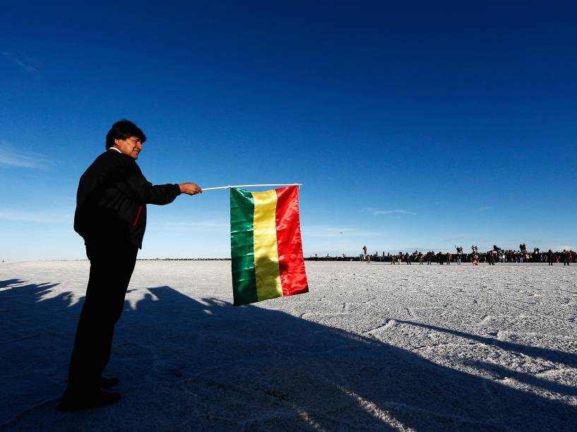 O presidente da Bolívia, Evo Morales estende a bandeira nacional para marcar a largada da oitava etapa do Rali Dacar, no deserto de Uyuni