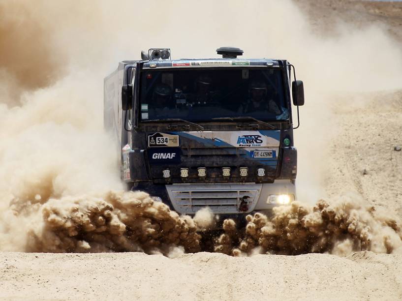 O caminhão do piloto italiano Claudio Bellina enfrenta a areia do deserto durante a sétima etapa do Rali Dacar entre Antofagasta e Iquique, no Chile