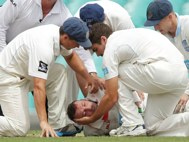Phil Hughes levou uma bolada na cabeça durante um jogo de críquete, na Austrália