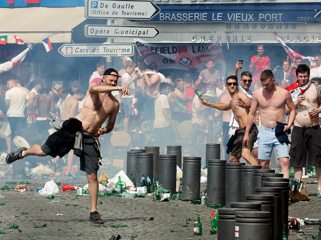 Torcedores ingleses jogam garrafas contra policiais, durante confronto em Marselha, na França, antes da partida entre Inglaterra x Rússia pela Eurocopa - 11/06/2016