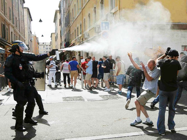 Policial usa gás lacrimogêneo para dispersar manifestantes, antes da partida entre Inglaterra x Rússia pela Eurocopa, em Marselha, na França - 11/06/2016
