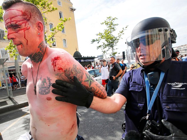 Policiais prendem torcedor, antes da partida entre Inglaterra x Rússia pela Eurocopa, em Marselha, na França - 11/06/2016