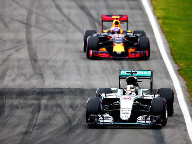 Os pilotos Lewis Hamilton e Max Verstappen, durante o Grande Prêmio do Canadá de Fórmula 1, realizado no Circuito Gilles Villeneuve, em Montreal - 12/06/2016