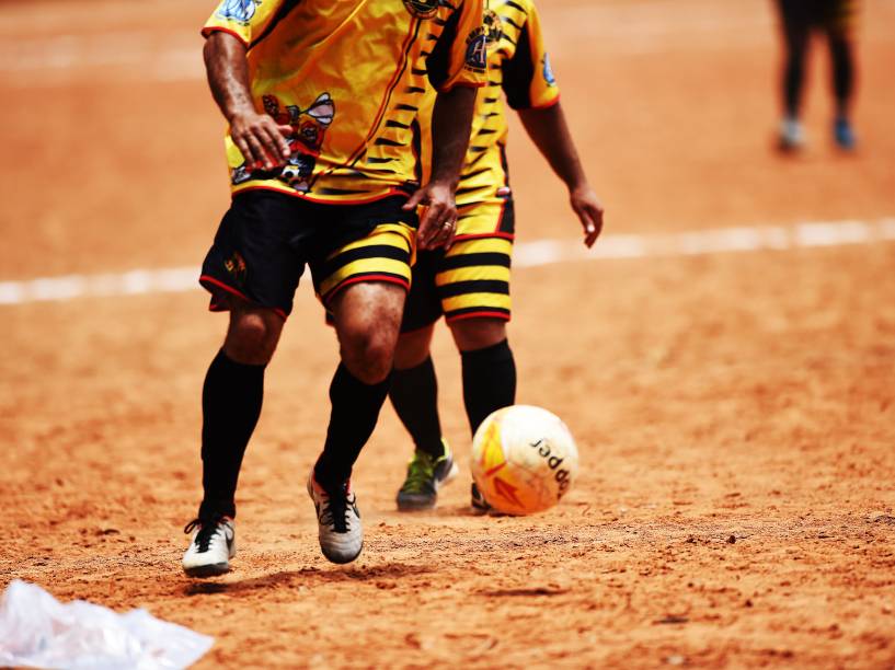 Atleta do Juta Três, em disputa da final dos veteranos, que serviu como preliminar para a grande decisão da Copa Leidiane