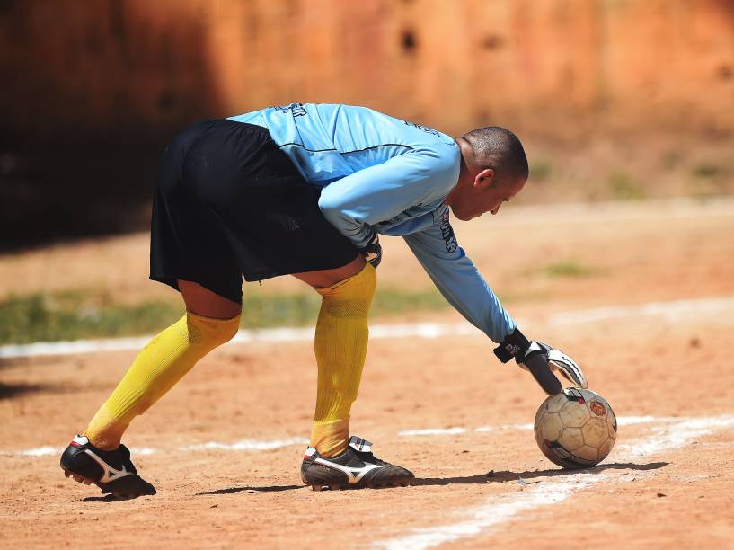 Goleiro Gambá, do 17 de janeiro, se prepara para bater tiro de meta na decisão
