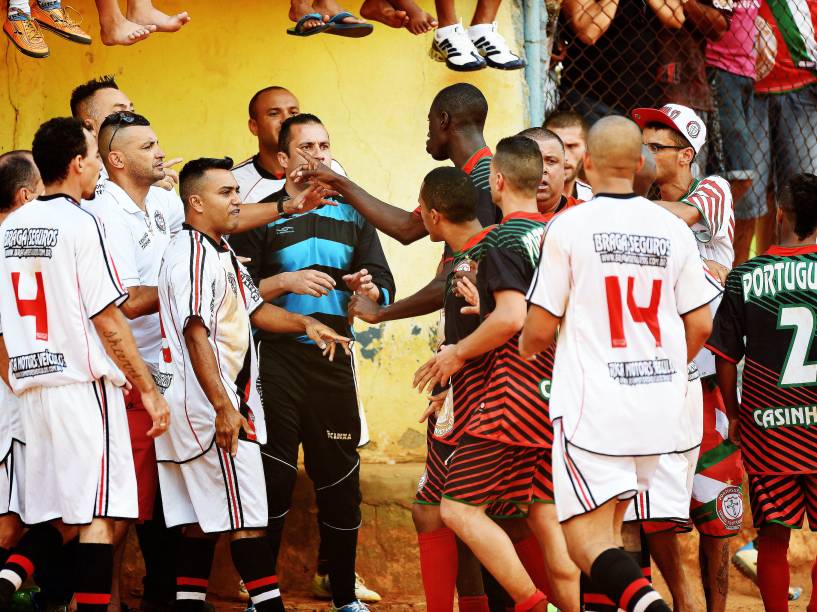 Atletas discutem com a arbitragem depois do gol de empate do goleiro Raphael Barrios