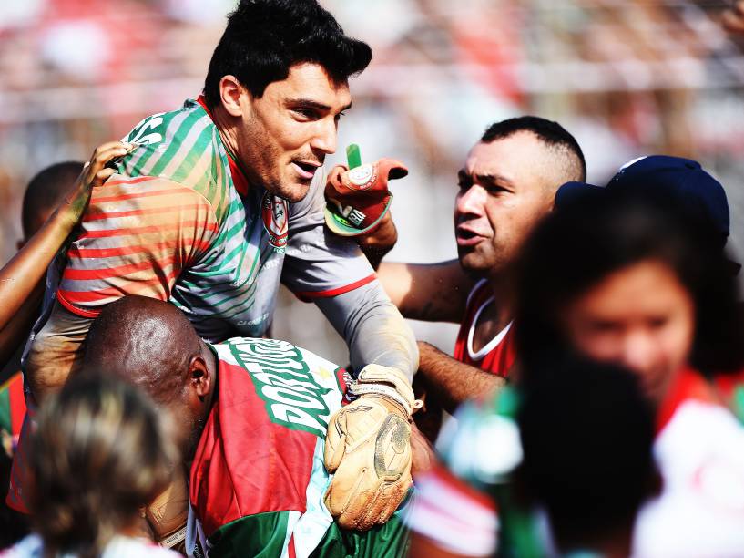 Herói do título da Portuguesa, goleiro Raphael Barrios é carregado por torcedores após a partida