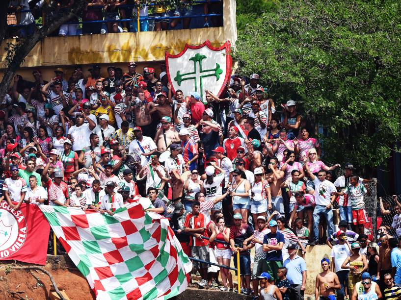 Em maior número, torcida da Portuguesa celebra o título na improvisada arquibancada