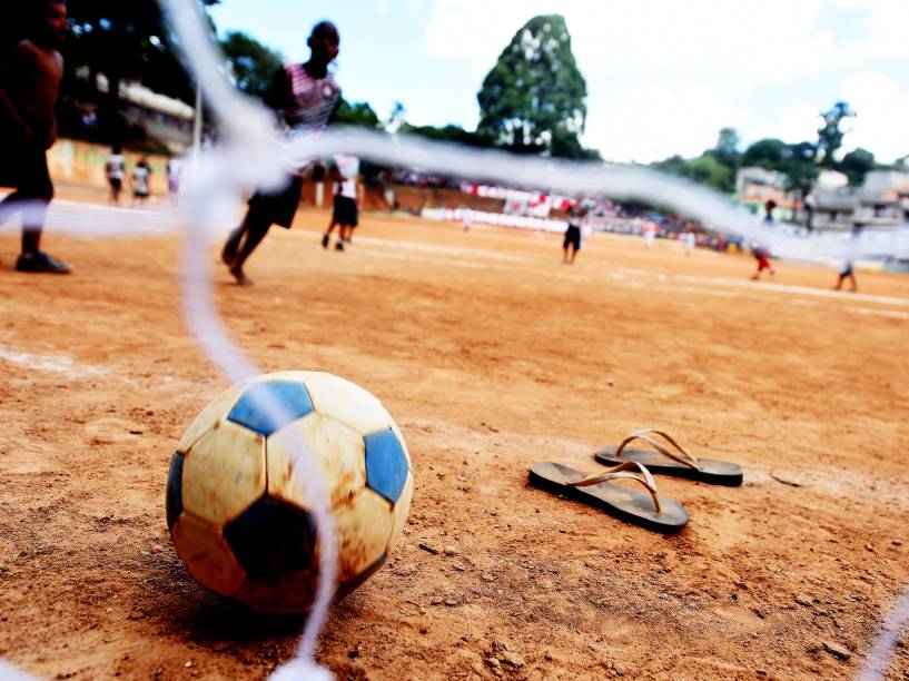 Crianças brincam no campo durante o intervalo da final da Copa Leidiane de 2014, disputada no CDC Jardim Planalto, em Sapopemba, zona leste de São Paulo