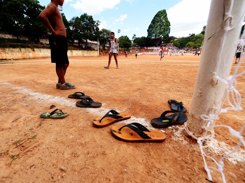 Crianças brincam no campo durante o intervalo da final da Copa Leidiane de 2014, disputada no CDC Jardim Planalto, em Sapopemba, zona leste de São Paulo