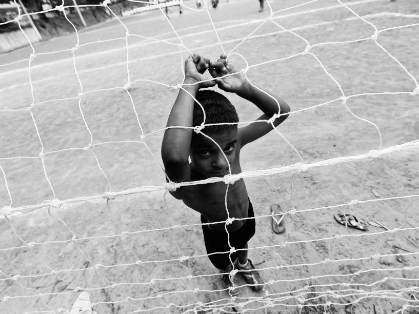 Crianças brincam no campo durante o intervalo da final da Copa Lediane de 2014, disputada no CDC Jardim Planalto, em Sapopemba, zona leste de São Paulo