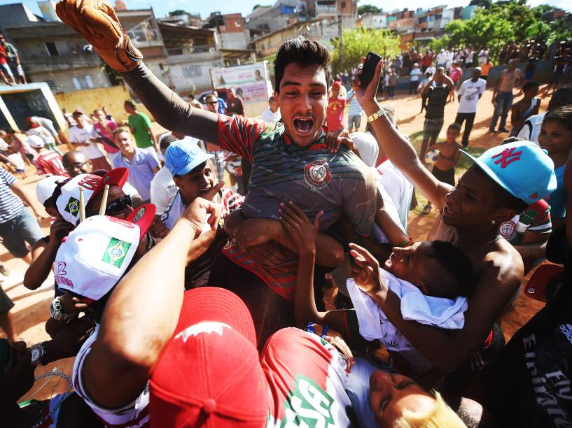 Goleiro Raphael Barrios, o herói da final, é carregado pela torcida Portuguesa depois da partida