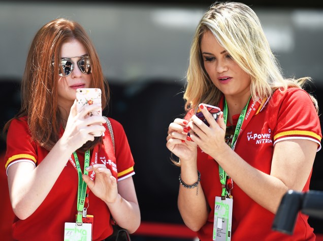 Marina Ruy Barbosa (à esq.) e Ellen Roche nos bastidores do GP Brasil de Fórmula 1, em Interlagos