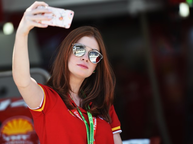 Marina Ruy Barbosa faz uma selfie nos bastidores do GP Brasil de Fórmula 1, em Interlagos