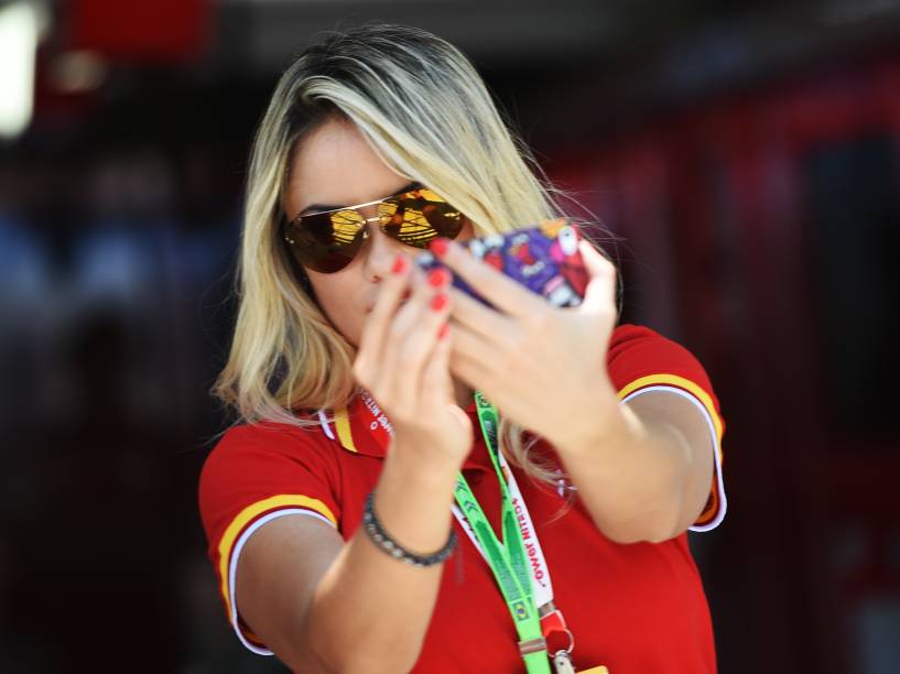 Ellen Roche faz uma selfie nos bastidores do GP Brasil de Fórmula 1, em Interlagos