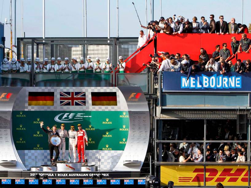Chefe de desenvolvimento da Mercedes-Benz, Weber, segundo colocado Rosberg, vencedor da corrida, Hamilton, e o terceiro colocado posam para foto no pódio após o GP da Austrália em Melbourne