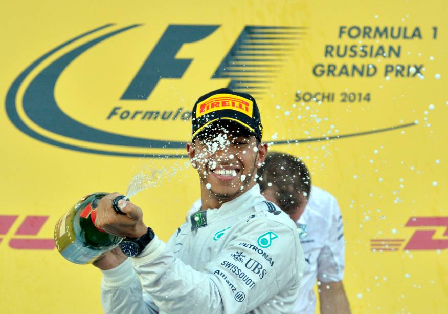 O inglês Lewis Hamilton espirra champanhe, após vencer o GP da Rússia em Sochi